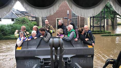 Loonbedrijf Cerfontaine helpt met haar laadschop bij de evacuatie van de inwoners van Valkenburg