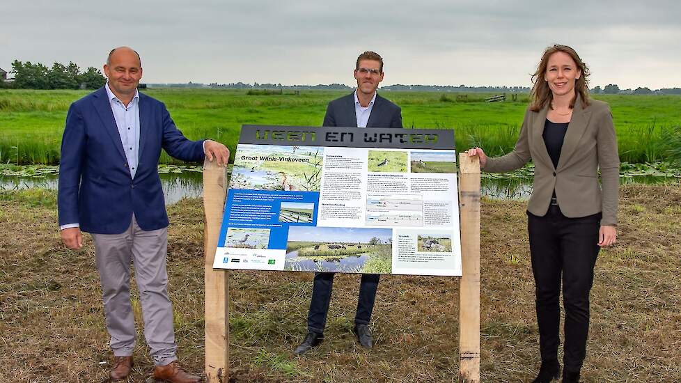 Arjan van Rijn, Egbert de Graaff en Hanke Bruins Slot bij een informatiebord over remmen bodemdaling. Dit bord staat aan de Ter Aase Zuwe in Stichtse Vecht.