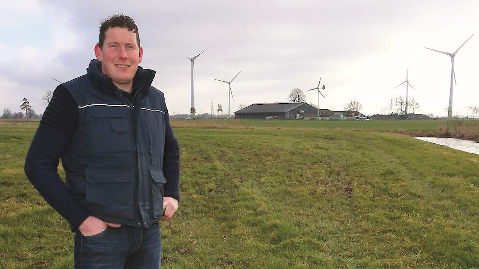 Henk van Leusen bij zijn melkveebedrijf in Zwolle.