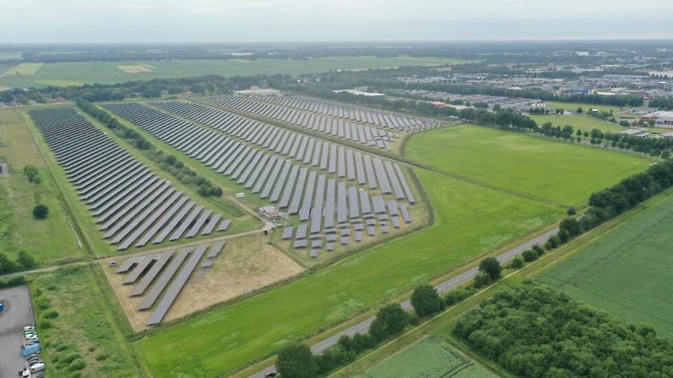 Afbeelding van een zonnepark in Dordrecht ter illustratie.