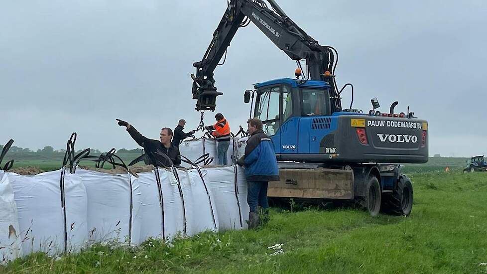 Aannemer Pauw is sinds donderdag in touw met het plaatsen van grote zandzakken.