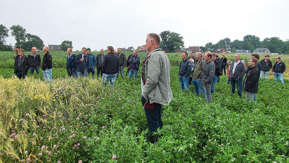 Leden van het Friese collectief voor agrarisch natuurbeheer de Waadrane laten zich informeren over insectenaders.