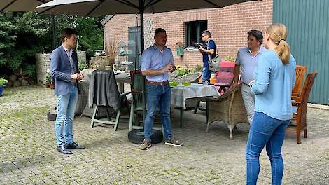 Willem Voncken (midden): „Wie anders dan de boeren weten beter waar en hoe je het beste maatregelen kunt treffen in deze regio? Burgers en bestuurders moeten het vertrouwen hebben dat boeren weten waar ze het over hebben.”