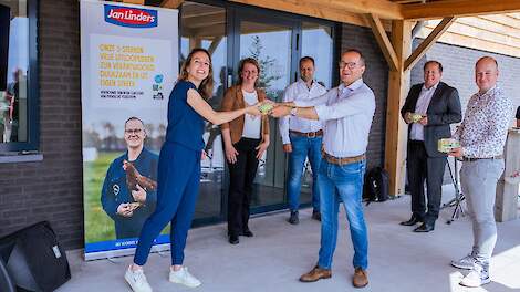 Overhandiging eerste doosje vrije uitloopeieren door Willy Claessens van Yverde aan Ruth Linders, Unit manager Vers bij Jan Linders. In de achtergrond van links naar rechts: Angelique Schreurs (Category manager Jan Linders), Peter Janssen (Yverde), Bernd