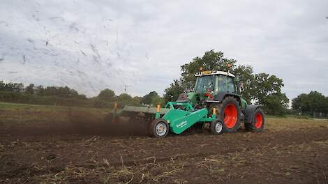 Mechanisch aanpakken van wortelonkruid, stoppel of groenbemester met de KvickFinn.