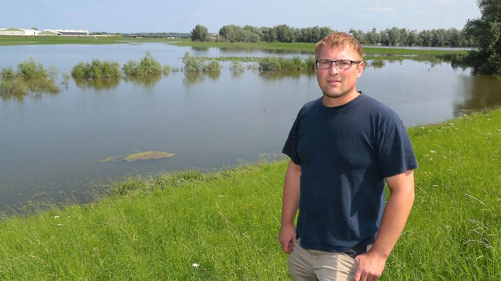 Melkveehouder Otto van Zoelen zag een deel van zijn land in de uiterwaarden van de Waal onder water lopen.