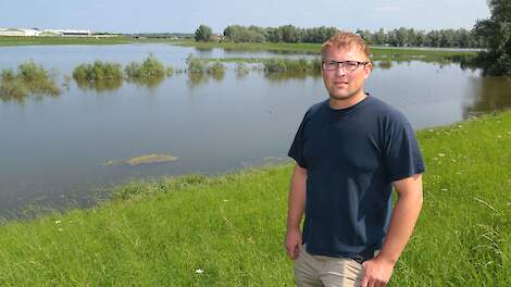 Melkveehouder Otto van Zoelen zag een deel van zijn land in de uiterwaarden van de Waal onder water lopen.