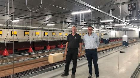 Cees de Haas(l) van Pluimveebedrijf de Haas en Berry Jacobs van Sleegers Farm Equipment in de nieuwe stal.