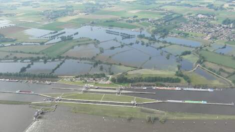 Tijdens een helikoptervlucht heeft de NVWA percelen met poot- en consumptieaardappelen langs de Maas in kaart gebracht, zoals hier bij Boxmeer.