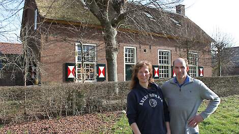 Mevrouw en meneer Doornenbal staan voor hun boerderij