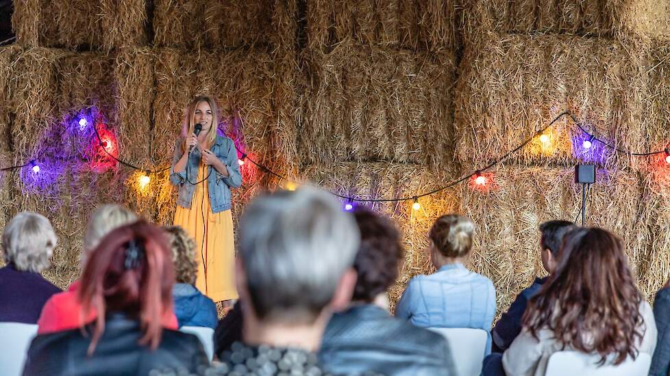 Jantien Klein Ikink op het podium tijdens de editie bij haar ouders thuis in Vragender.