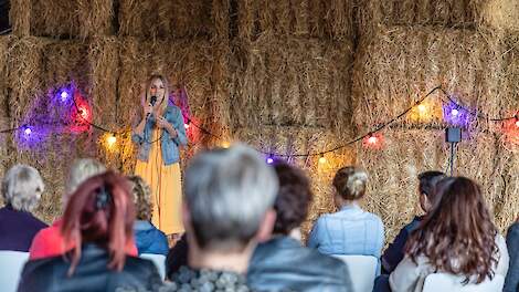 Jantien Klein Ikink op het podium tijdens de editie bij haar ouders thuis in Vragender.