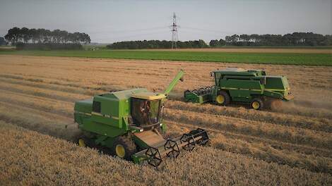 Tarwe dorsen | Wheat harvest | Weizen dreschen | John Deere 1075 | John Deere 2054 | Graanoogst 2021