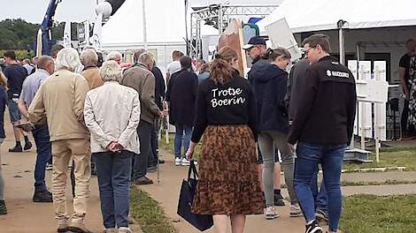 Bezoekers slenteren langs de stands in Enter (OV) voor de Landbouwvakdagen Oost.