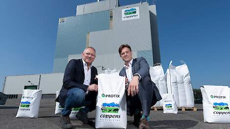 Hendrik de Vor (links) en Kees van Aar van Protix: "De samenwerking van Protix met Coppens Diervoeding is uniek. Deze begon in 2013. Coppens was de eerste producent wereldwijd die insectenolie gebruikte in jonge biggen- en vleeskuikenvoeders.