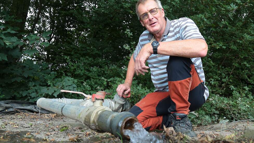 Akkerbouwer Jan Veenink heeft sinds 1989 een vergunde waterbron. Sinds zijn overstap in 2018 naar biologisch, is het bronwater voor zijn bedrijf van levensbelang.