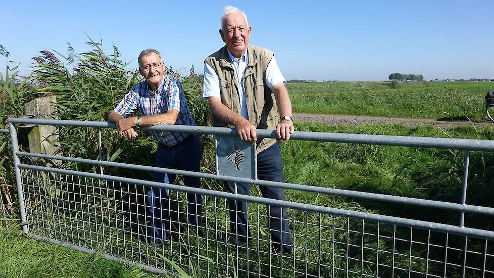 Tjalling (rechts op de foto) en Lucas (links) zijn inmiddels een begrip in de vogelwereld. Ze stappen op hun elektrische fiets naar hun geliefde gebied ‘t Oogvliet. Daar leunen ze over het hek en turen in de verte naar de vogels. Inventariseren voor Agrar