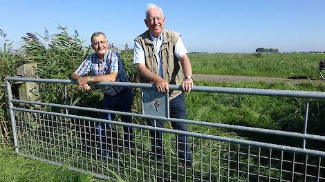 Tjalling (rechts op de foto) en Lucas (links) zijn inmiddels een begrip in de vogelwereld. Ze stappen op hun elektrische fiets naar hun geliefde gebied ‘t Oogvliet. Daar leunen ze over het hek en turen in de verte naar de vogels. Inventariseren voor Agrar