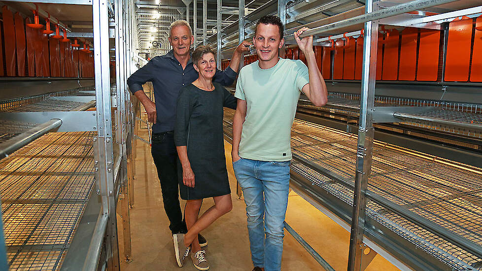 Harm, Piet en Maria Rijkers in hun nieuwe legpluimveestal.