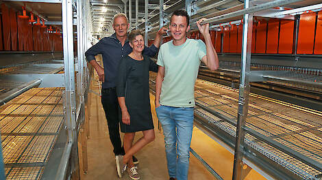 Harm, Piet en Maria Rijkers in hun nieuwe legpluimveestal.