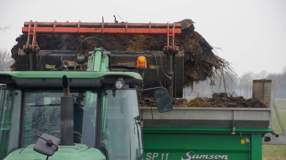 Bokashi laden op een vaste meststrooier