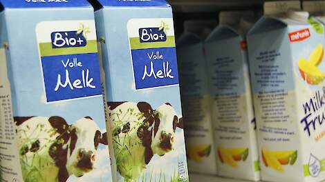 Biologische melk in de supermarkt.