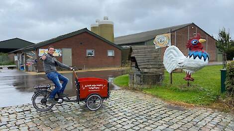 Vanuit het uiterste Zuidelijke puntje van Nederland vertrekken witte eieren met een pluimveehouder op een bakfiets langs pluimveebedrijven en vanuit het Noorden komen op dezelfde wijze de bruine eieren naar Barneveld.