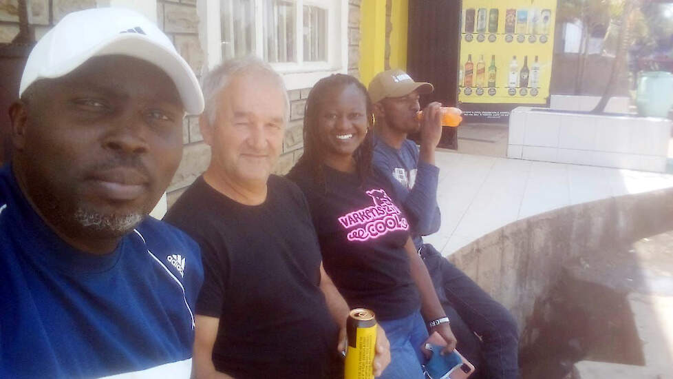 Links Gorden Grace de man van Irene, met het T shirts 'Varkens zijn Cool;  is Irene Ayugi, de blanke ben ik dus en rechts is de zwager van Irene. Hij houdt mestkuikens