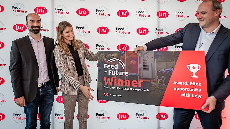Dr. Ulrich M. Tilich en Hannah Braun (links) van Oculyzs worden uitgeroepen als winnaars van de Feed the Future challenge door André van Troost, CEO van Lely.