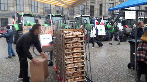 Uitladen van de producten tijdens de Boer & Burger Brunch van 2019 in Amsterdam.