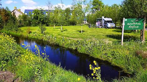 Melkveehouders in polder de Hege Warren in Oudega bij Drachten (FR) zitten absoluut niet te springen om te verhuizen vanwege de veenweideproblematiek. Op de foto kamperen bij de boer middenin de polder, die straks deels onder water komt te staan.