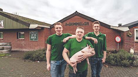 Arie met zijn zoons. V.l.n.r.: zoon Harm (18), Arie (51) en zoon Thijs (16).