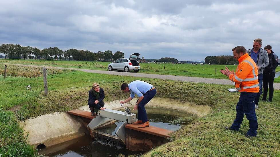 Heemraad van Waterschap Rijn & IJssel Antoinet Looman en wethouder van Gemeente Hof van Twente Wim Meulenkamp openen één van de drie stuwen uit het gebied op de slotbijeenkomst van het project.