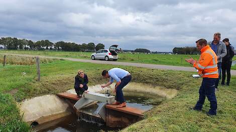 Heemraad van Waterschap Rijn & IJssel Antoinet Looman en wethouder van Gemeente Hof van Twente Wim Meulenkamp openen één van de drie stuwen uit het gebied op de slotbijeenkomst van het project.