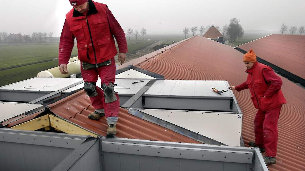 De bouw van nieuwe luchtwassers in een varkenshouderij in het Friese Tjerkgaast.