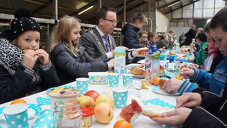 Een blik op een eerder schoolontbijt op de boerderij. (Archieffoto)