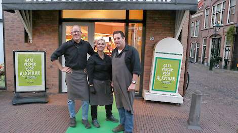 Wiebe Boersma met zijn team voor de slagerij in Alkmaar.