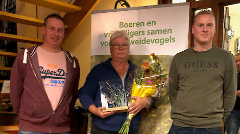 Familie Teerhuis op de foto met de Gouden Grutto Pul trofee.