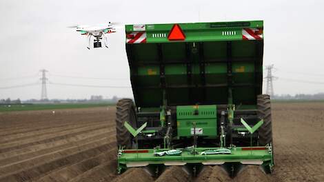 Werken met een drone, een typisch staaltje van smart farming.