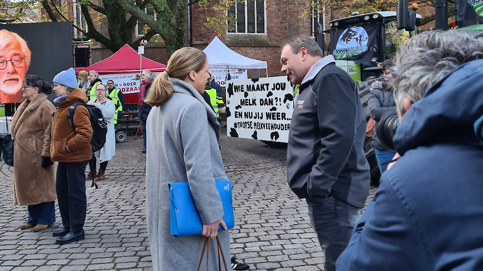 Christiaan van Dijk, van landbouwmechanisatiebedrijf Roetgers uit Kollum in gesprek met Minister Schouten van Landbouw.