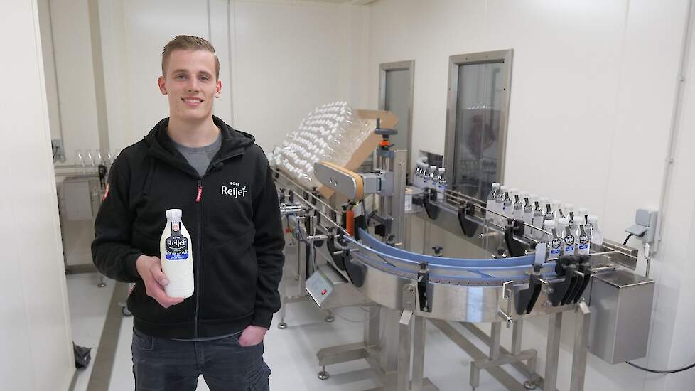 Het verwerken van de melk is de verantwoordelijkheid van Reijer Rotgans (21).
