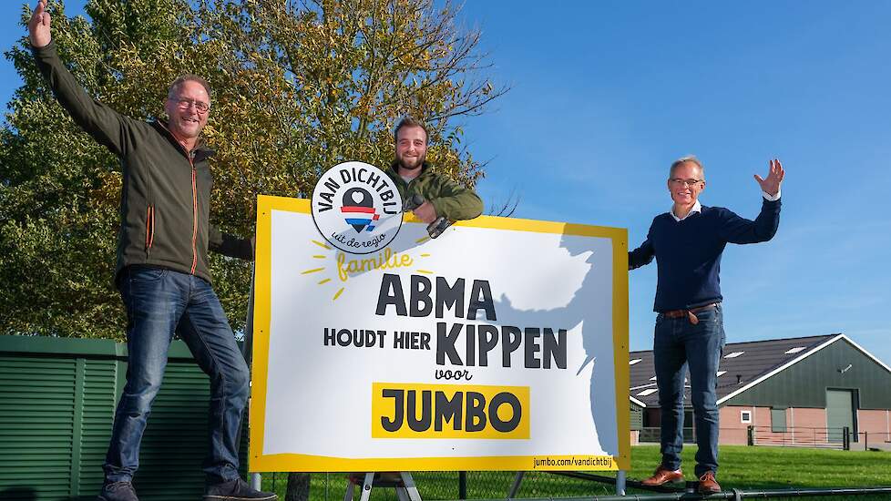 Cees van Vliet, COO van Jumbo plaatst het bord bij pluimveehouder Abma in Groningen. Zoon Jesse neemt binnenkort het bedrijf over van zijn vader Ruurd. De familie Abma gaat over van Nieuwe Standaard Kip naar 1-ster Beter Leven kip.