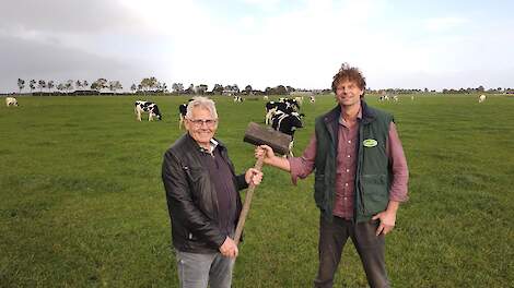 De vertrekkende en nieuwe voorzitter van ANV Hollands Noorden. Links Klaas Wim Jonker en rechts Jaap Visser.