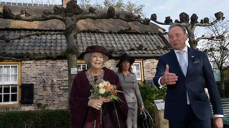 Prinses Beatrix en ZLTO-voorzitter Wim Bens in het Boerenbondsmuseum in Gemert.