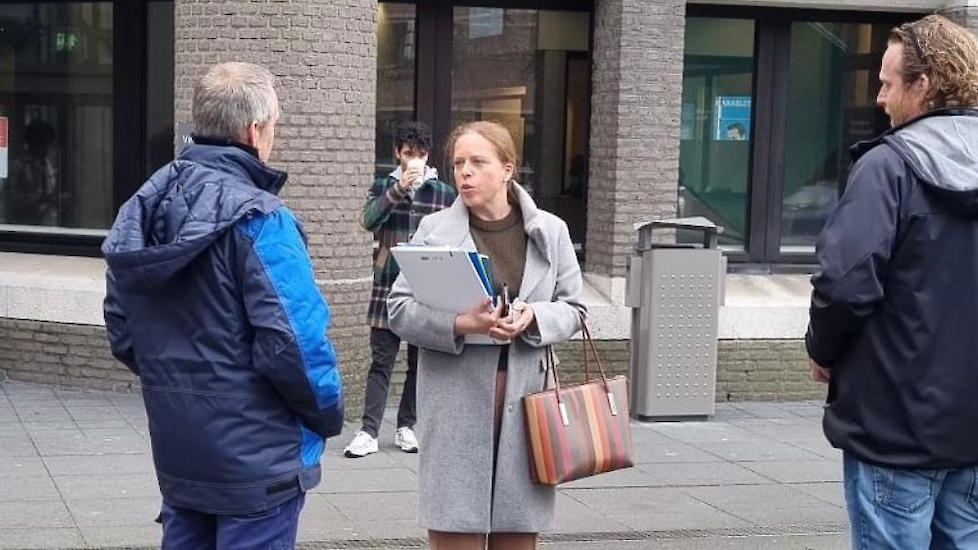 Minister Carola Schouten met twee van de boeren die actievoeren bij het Tweede Kamer-gebouw in Den Haag