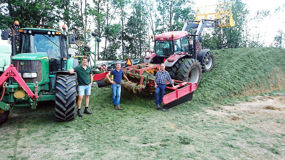 Een mooi voorbeeld van teamwork is de samenwerking van melkveehouder Wim de Jong van de Willemshoeve met Marcel Gerritsen, specialist ruwvoermanagement bij Agrifirm en Frans van Hattem van Loonbedrijf Gebr. Van Hattem in Asch.