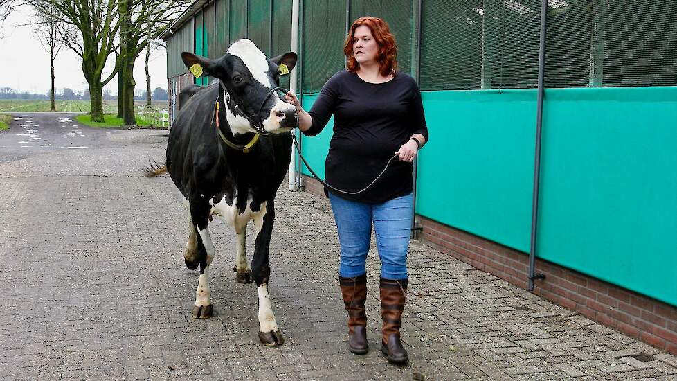 Jacquelien Prent-Withaar uit Nijeveen met Esmeralda 38, algemeen kampioen zwartbont 2019.