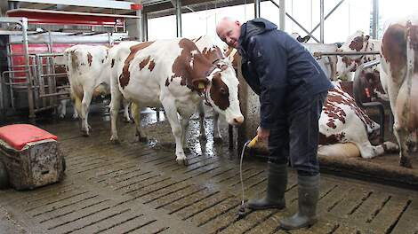 Gerrit Stobbelaar heeft op circa 50 melkveebedrijven ammoniakmetingen verricht voor het onderzoek van Mineral Valley Twente.