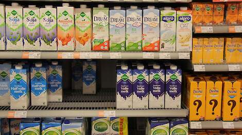 Plantaardige drankjes nemen een steeds groter deel van het koelschap in de Nederlandse supermarkten in beslag.