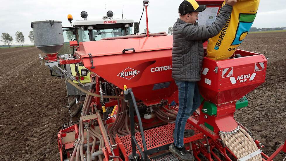 Voor het zaaien van een grasgroenbemester onder tarwe stelde Risseeuw zelf een zaaicombinatie samen. Deze bestaat uit een Kuhn kouterzaaimachine, met daar bovenop een Agromasz pneumatische zaaimachine voor het gras.